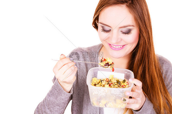 女人吃燕麦干果饭燕麦果子早餐干女孩用塑料容器吃自制午餐健康饮食营养概念食物水果图片