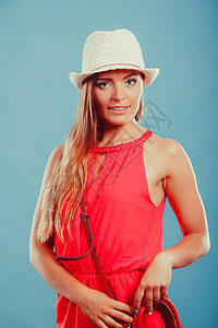 穿着帽子的时装女郎穿着帽子的红衬衫穿着和草帽的可爱女郎图片