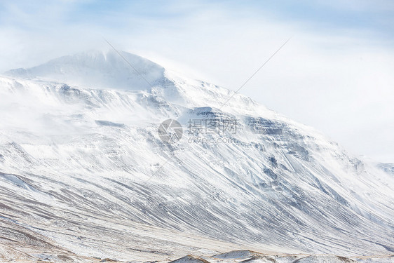 冰岛冬季风雪山图片