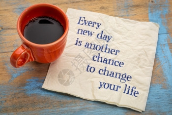 每新一天都是改变你生活的又一个机会手写在餐巾纸上咖啡加一杯图片