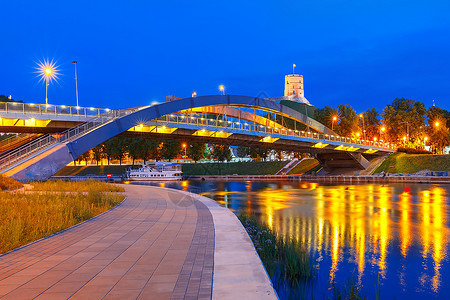 格迪米纳斯夜塔和明道加斯国王大桥夜景图片