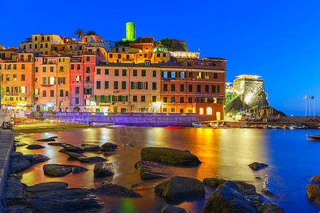夜间捕鱼村Vernazza与多里亚城堡望塔保护该村免遭海盗,意大利古里亚Cinque Terre国家公园五地。图片