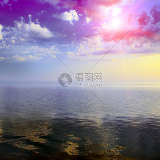 奇幻的彩色日出在海面上图片