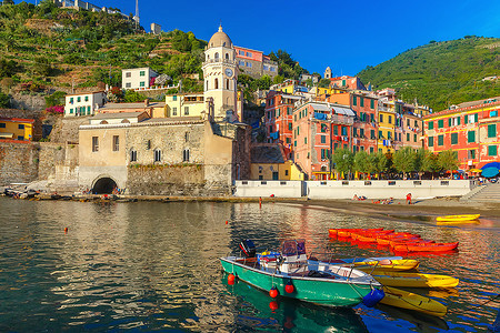 意大利古里亚CinqueTerre公园五地Vernazza港口的多彩渔船和SantaMargheritadiAntiochia教图片
