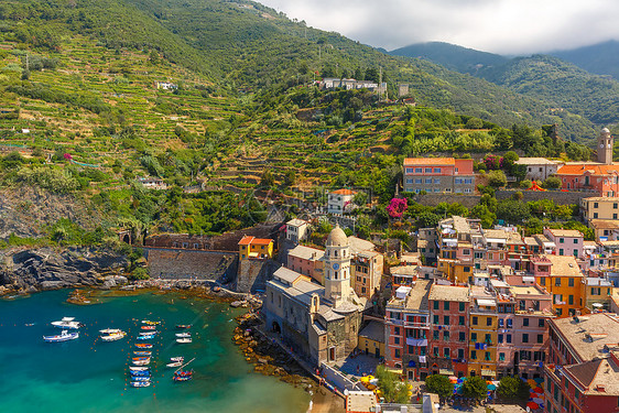 意大利古里亚CinqueTerre公园Vernazza渔村五地的空中全景图片