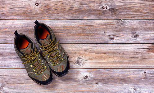 生锈木板上新远足鞋的顶端视图背景图片