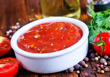 碗里加番茄酱桌子上加番茄酱图片