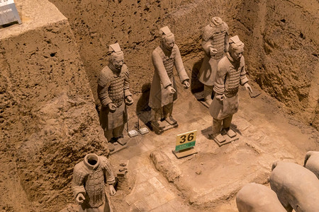 战士雕像XianChina历史修复TerraCotta勇士在Xian博物馆的废墟背景