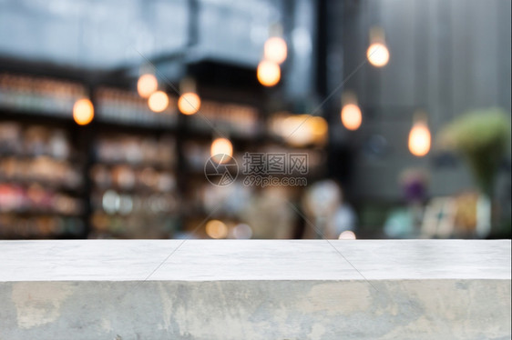 混凝土桌顶有咖啡店背景模糊与bokeh图片