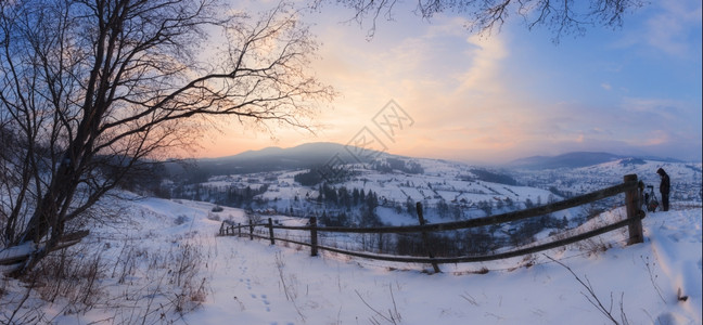 冬山日出全景图片