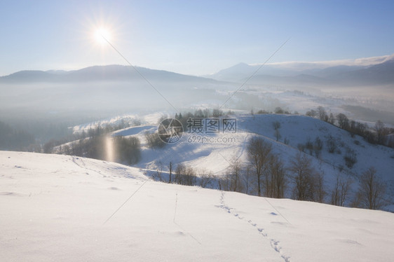 冬季山脉积雪图片