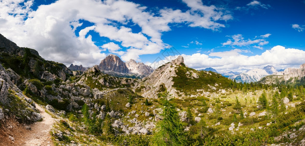 夏季山全景意大利阿尔卑斯山图片