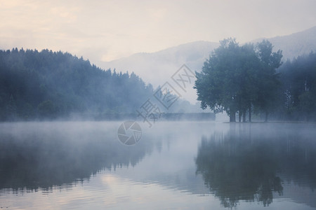 黎明前福吉湖图片