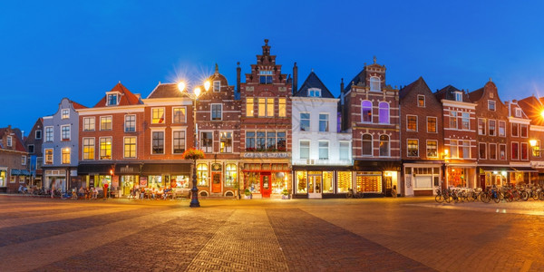 荷兰Delft市老城中心Markt广场上典型荷兰房屋的全景图片