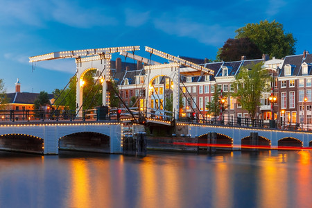 MagereBrugSkinny桥荷兰阿姆斯特丹市中心Amstel河上夜间照明图片