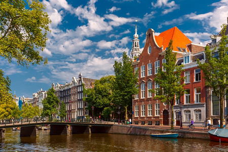 阿姆斯特丹运河桥梁教堂和典型的房屋图片