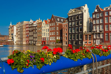 荷兰阳光明媚的阿姆斯特丹运河达拉克的美丽典型荷兰舞蹈馆图片