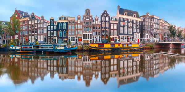 阿姆斯特丹运河Singel的全景图片