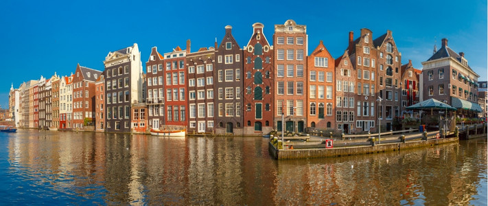 荷兰阳光明媚的阿姆斯特丹运河达布拉克的美丽典型荷兰舞厅全景图片