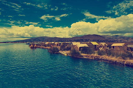 秘鲁Puno附近Titicaca湖上的Totora船图片