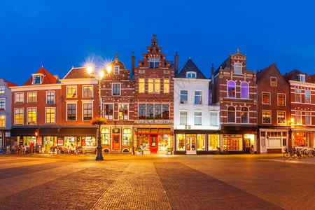 荷兰Delft夜市老城中心Markt广场的典型荷兰住房图片