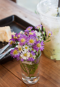 咖啡店装饰的鲜花股票照片图片