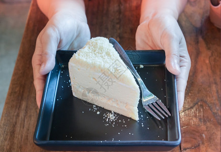 黑盘上烤奶酪蛋糕股票照片图片