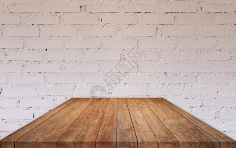 在咖啡厅装饰砖墙的透视木制桌顶上在咖啡厅装饰砖墙高清图片