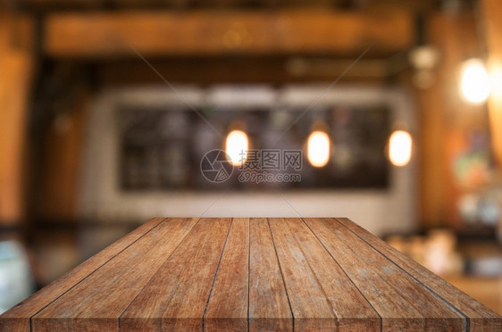 面观木制桌顶上咖啡店面的木制桌模糊抽象背景图片