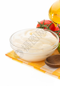 碗中的蛋黄酱孤立在白色背景上图片