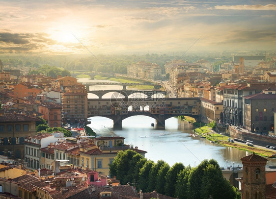 日出时观察佛罗伦萨的桥梁图片