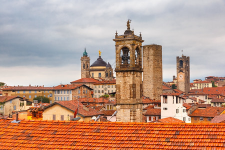 意大利BergamoLombardy的中世纪上城市Cittaalta的塔和教堂图片