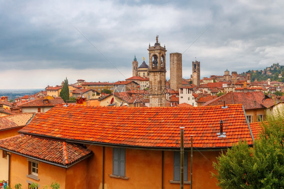 意大利伦巴迪Bergamo的中世纪上层镇Cittaalta空中观察塔和教堂在肮脏的木迭日图片