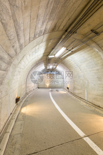 内地一条城市人行道隧路图片