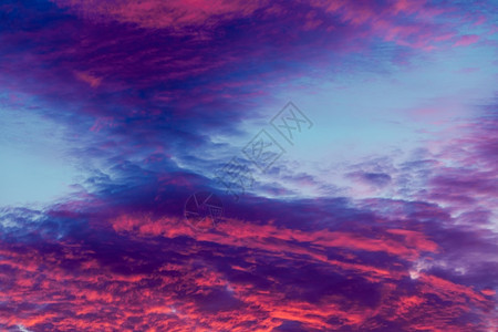日落时天上多彩的有活力云层黄昏时空的浪漫和戏剧云层形成蓝色和紫的寒冷风景阳光照耀图片