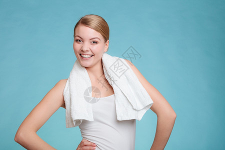 健康保和干净的身体年轻女洗完澡后快乐肩上带着毛巾微笑图片