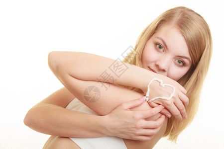 棕榈上含奶油的妇女皮肤保健女用心脏上的奶油将女手紧贴年轻女用湿润的滑液来照顾干燥的手掌美容治疗图片