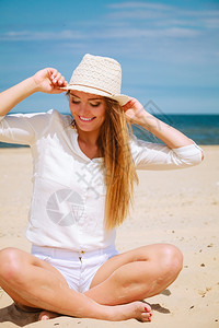 女游客在海滩上休息旅游和行有吸引力的女游客在阳光明媚的海滩上休息年轻女孩在海边享受空闲时间暑假图片
