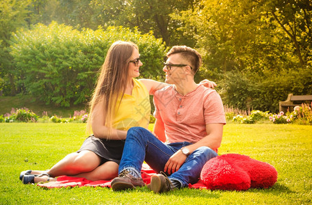 爱和约会年轻时髦的情侣在公园玩得开心图片