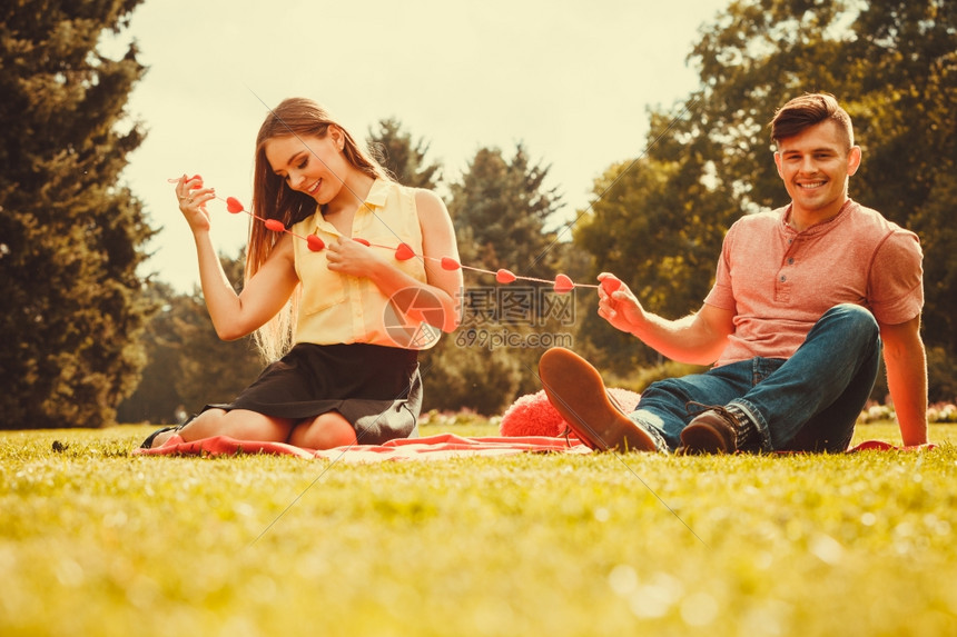 浪漫爱情的年轻男女在公园里分享亲密时光图片