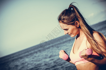 健康生活方式概念有吸引力的健壮户外女子有运动能力的女生有哑铃训练机能的想法女生灵机能图片