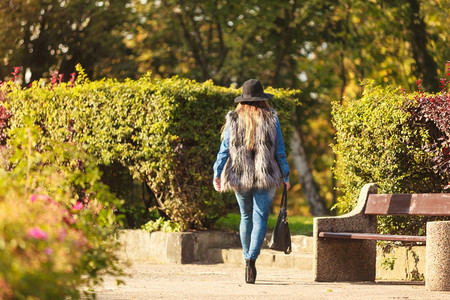 时装模特在公园里秋天女时尚迷人的年轻时尚模特装在户外时女孩穿着在公园里行走图片