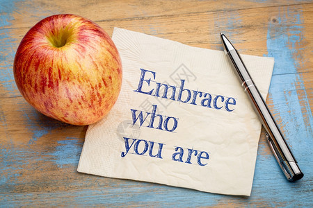 拥抱你是谁手写在餐巾纸上用新鲜苹果图片