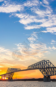 东京地标门桥和日落时藤山图片
