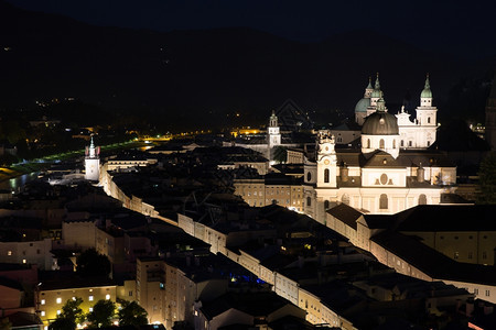 萨尔茨堡奥地利美丽的景色历史上古城萨尔茨堡土地在奥利夜间图片