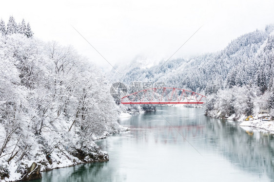 日本福岛Tadami河沿岸红桥与冬季风景图片