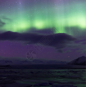 冰岛Jokulsarlon冰川湖的北光极图片