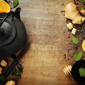 木本底含薄荷姜和柠檬的茶亚洲食品概念图片