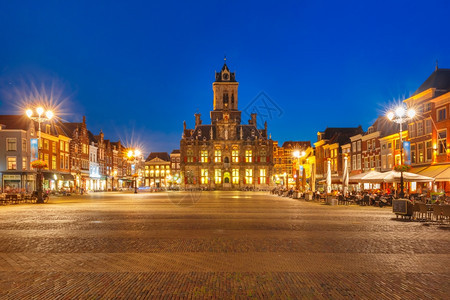 荷兰Delft市老城中心Markt广场市厅和典型荷兰住房图片
