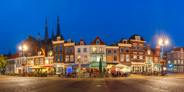 荷兰Delft市老城中心Markt广场上典型荷兰房屋的全景图片